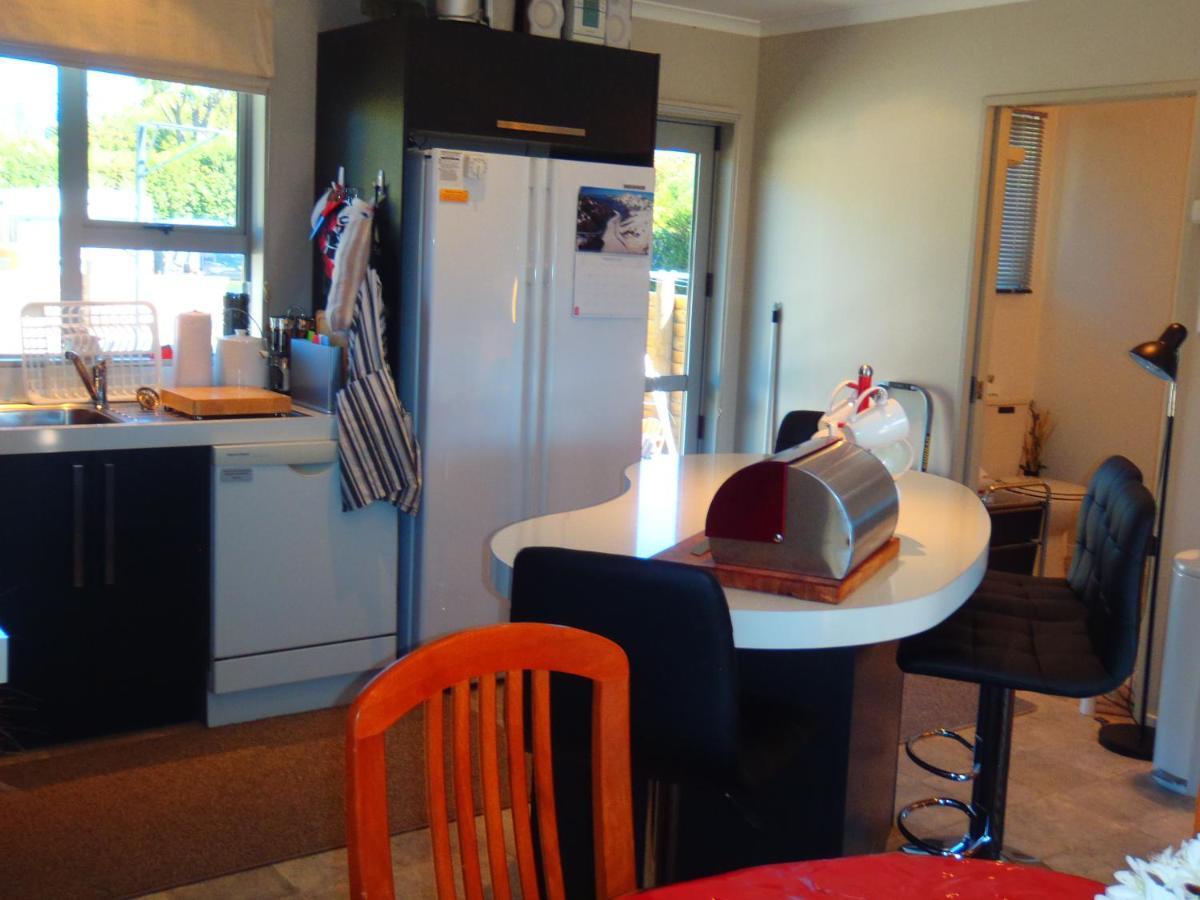 Lakefront Fantail Cottage Lake Hawea, Wanaka المظهر الخارجي الصورة